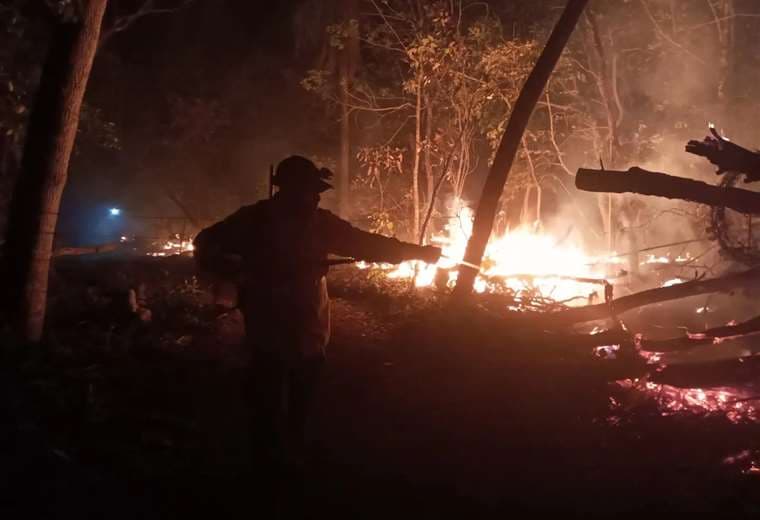 El fuego lleva 50 días en San José de Chiquitos y 40 en San Rafael