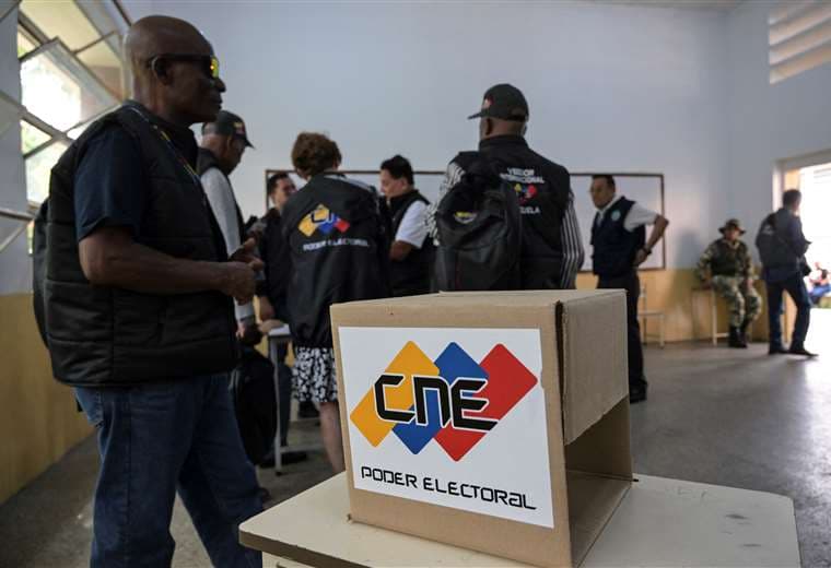 Observadores electorales en uno de los principales centros de votación / AFP