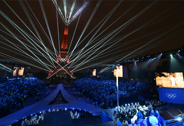 Impresionante juego de luces láser durante la inauguración. Foto: AFP