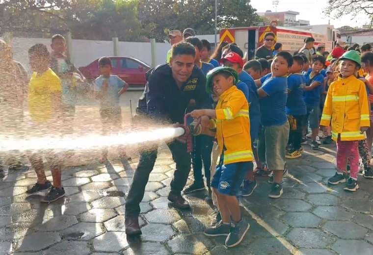 Más de 100 niños participan en actividades educativas con los bomberos municipales