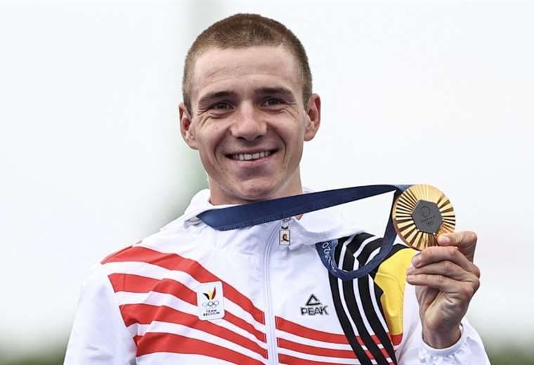 El pedalista Remco Evenepoel con su medalla de oro. Foto: AFP