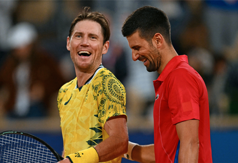 Djokovic (dcha.) bromeó con Ebden al final del partido. Foto: AFP
