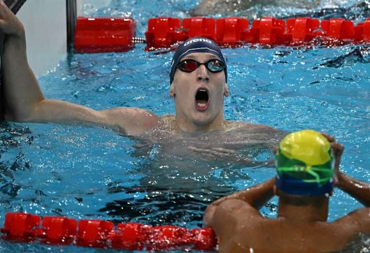 Lukas Maertens celebra su triunfo en el agua. Foto: AFP