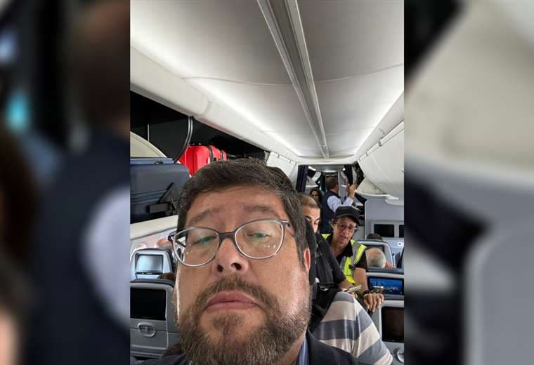 Samuel Doria Medina en el avión que se dirigía a Caracas. Foto: Redes Samuel Doria Medina