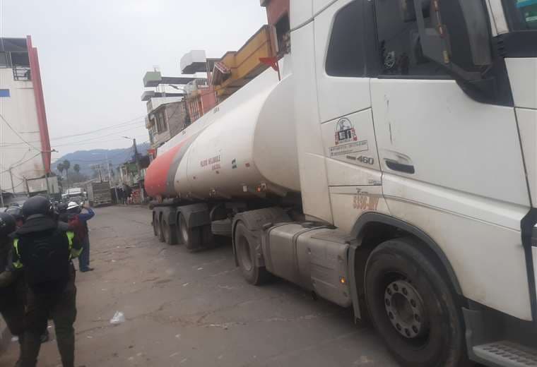 155 cisternas con combustible ingresaron al país por Yacuiba