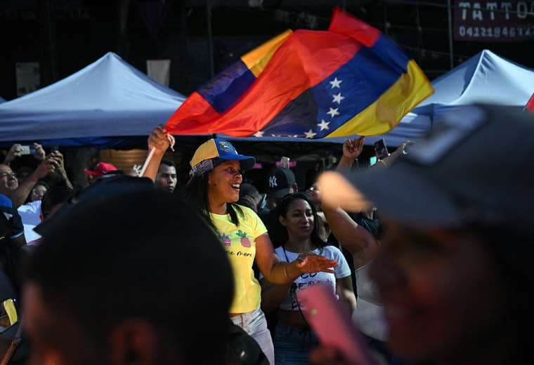"Estos minutos son cruciales": oposición de Venezuela pide a electores permanecer en centros de votación para escrutinio