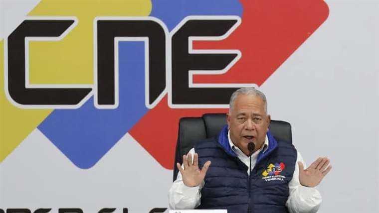 Presidente del Consejo electoral venezolano reporta 95% de la apertura de las mesas electorales y ataca a la oposición durante primer balance