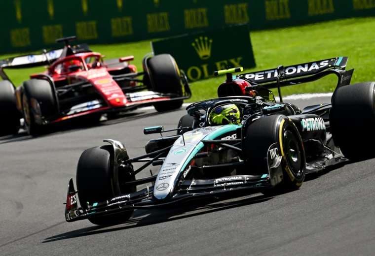 El coche Mercedes de Hamilton, en primer plano. Foto: AFP