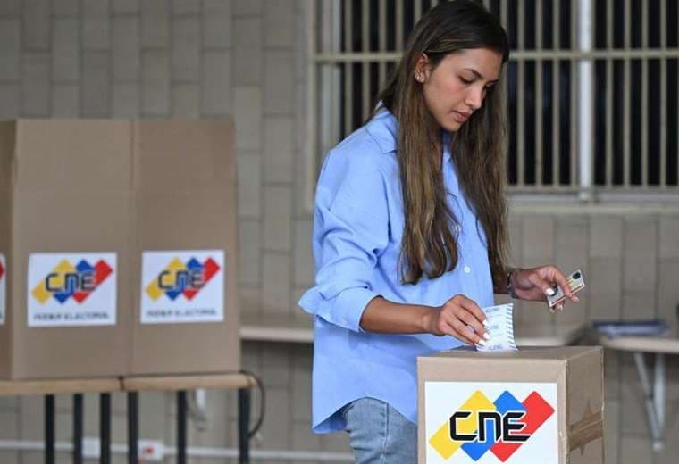 
Máxima tensión y entusiasmo en Venezuela a la espera de los resultados de unas elecciones cruciales para el país