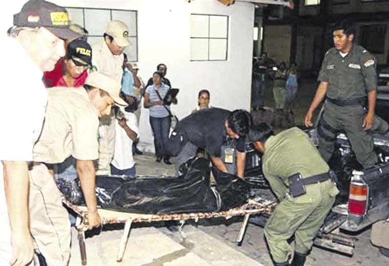 La Policía retira del Hotel Las Américas uno de los cuerpos acribillados