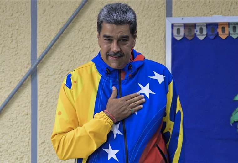 Maduro acudió a votar bien temprano, vistiendo una campera con la bandera de su país /AFP