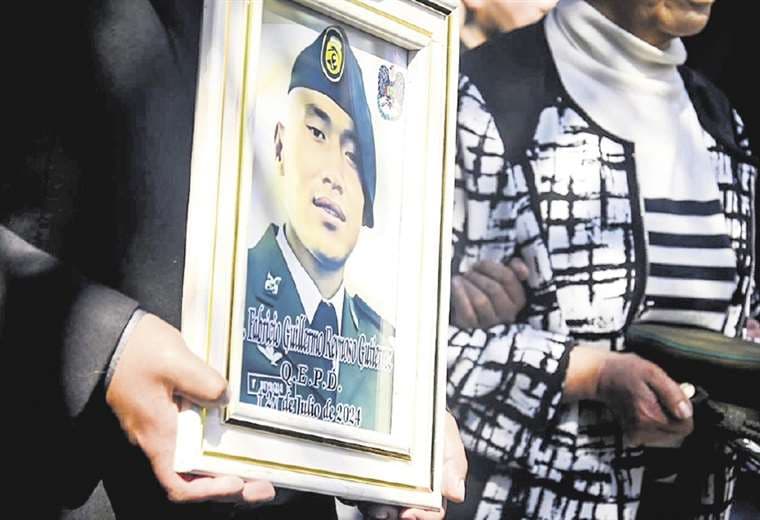 El cuadro del joven oficial que falleció por efecto de las quemaduras