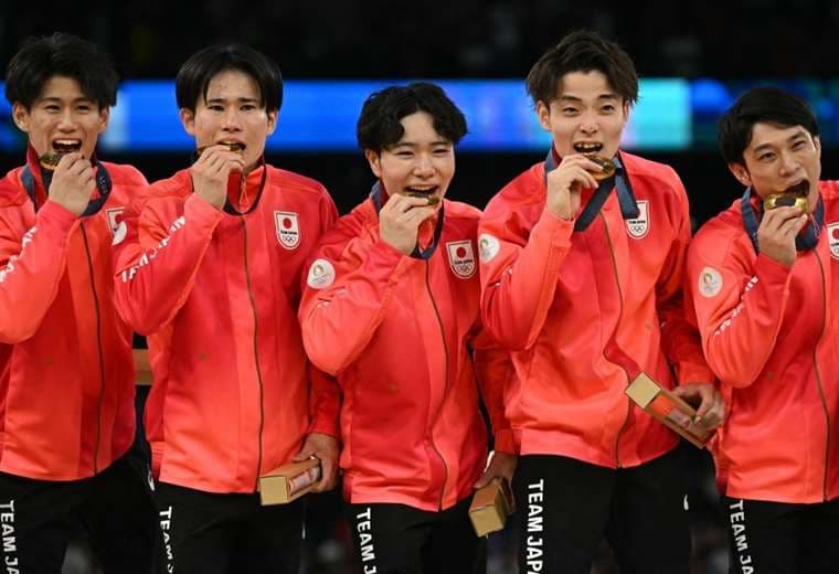 El equipo masculino de Japón ganó oro en gimnasia artística. Foto: AFP