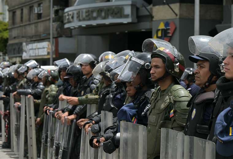 Fuerzas de seguridad hacen guardia frente al Consejo Nacional Electoral / AFP