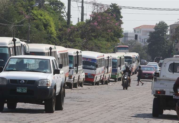 Choferes van al paro este jueves y el transporte pesado realiza el martes su ampliado nacional en Sucre 