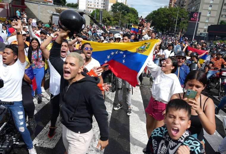 Manifestantes derriban dos estatuas de Chávez tras reelección de Maduro en Venezuela