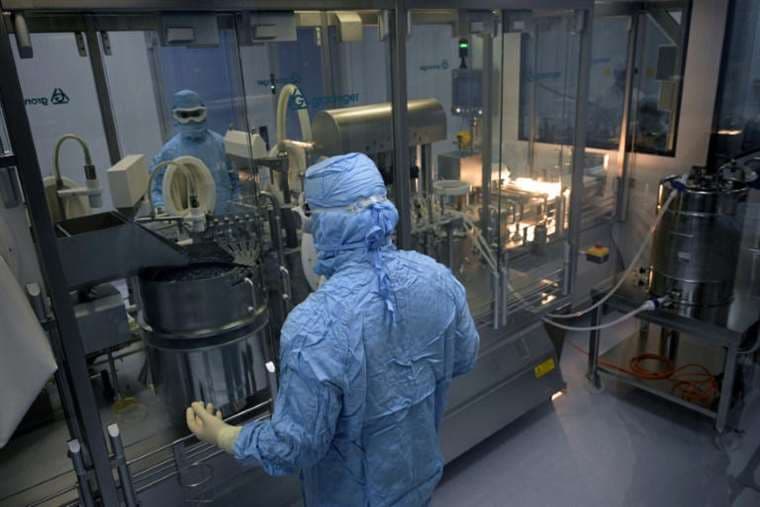 Laboratorio de empaquetado de Sinergium Biotech en la localidad argentina de Garín / AFP 