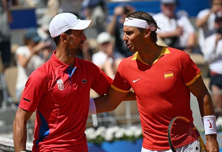 Djokovic y Nadal se saludan al final del partido. 