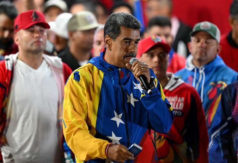El presidente de Venezuela festeja el triunfo que le dio la Corte Electoral