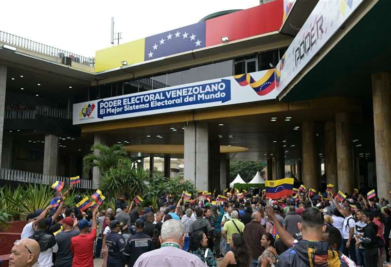 Partidarios de Nicolás Maduro celebran su victoria afuera del CNE / AFP