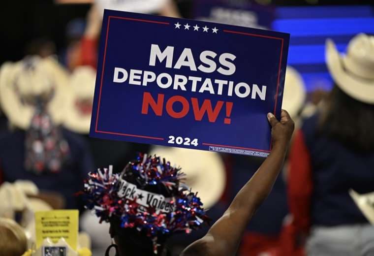 Una simpatizante de Trump pide: ¡Deportaciones masivas ahora! / AFP