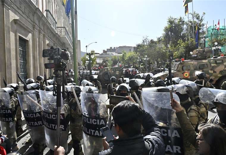 Militates llegaron con vehículos a la plaza Murillo. Foto: AFP
