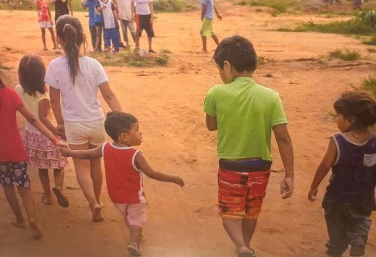 Un grupo de niños juega en algún lugar de la amazonia boliviana. Visión Mundial