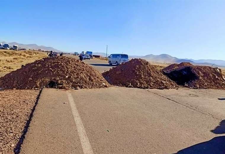 Pobladores de Caracollo bloquean la carretera La Paz-Oruro por segundo día consecutivo