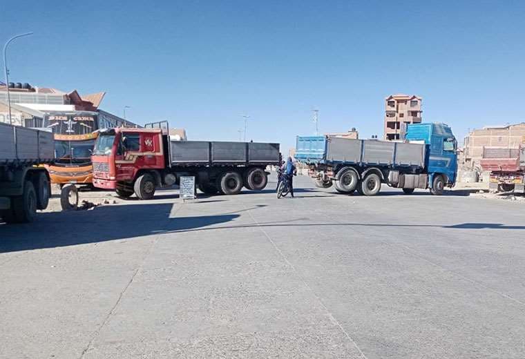 Suman tres las ciudades con bloqueos por falta de diésel, ANH pide a choferes de Oruro permitir la salida de cisternas
