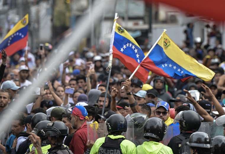El lunes estallaron protestas en Caracas contra la reelección de Nicolás Maduro / AFP