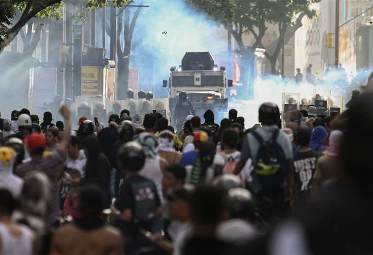 Manifestantes y la policía se enfrentaron este lunes en las calles en Caracas / AFP