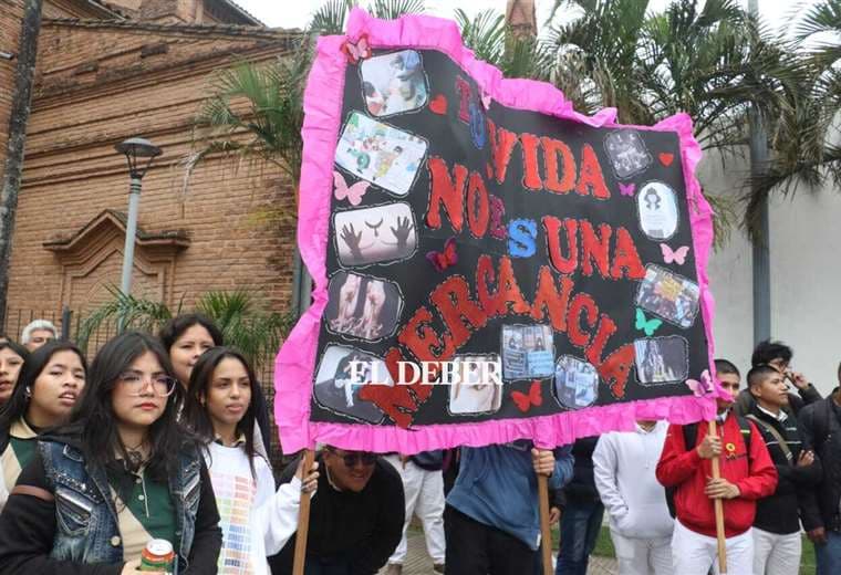 Estudiantes, policías e instituciones se unen en marcha de protesta contra la trata y tráfico de personas