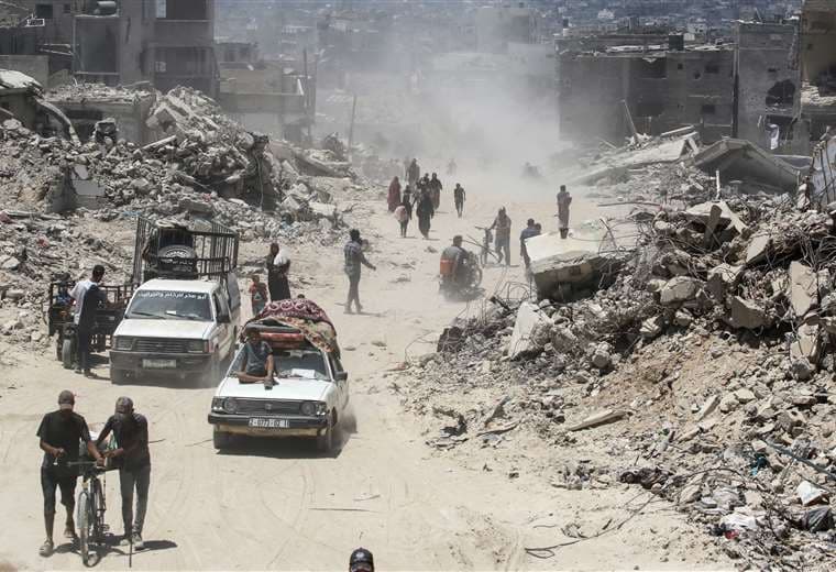 Palestinos salen de una zona devastada por los bombardeos israelíes en Gaza / AFP