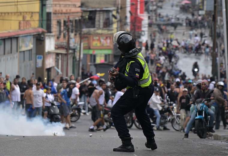 Cuatro muertos y 44 heridos en protestas contra reelección de Maduro 