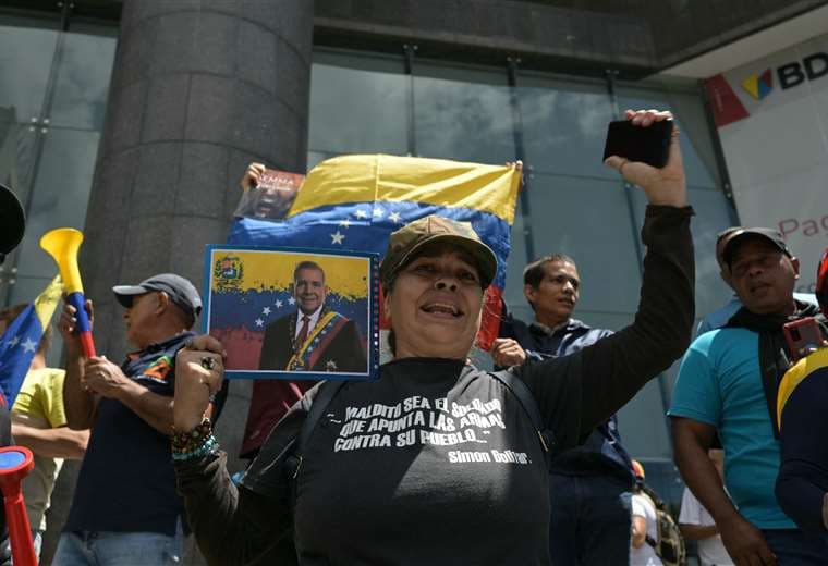 Una mujer sostiene una imagen del candidato Edmundo González como presidente / AFP 