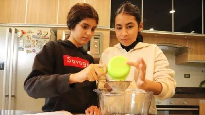 Berenice y Mayra les encanta hacer los brownies. Foto: Jorge Gutiérrez