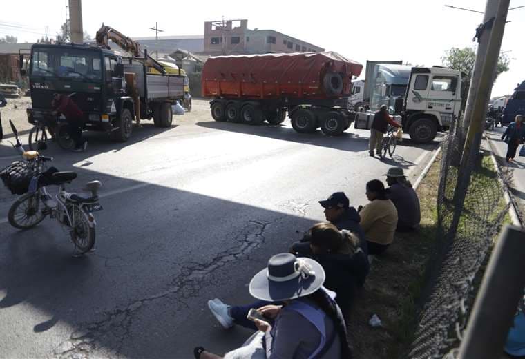 Bloqueo de transporte pesado en Quillacollo, Cochabamba /Foto: APG Noticias