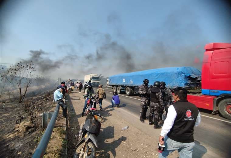 Desbloquearon el puente de La Amistad, en Montero. Fotos: Herland Sosa