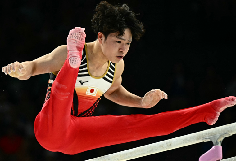 El japonés Oka gana oro en concurso general de gimnasia en París 2024