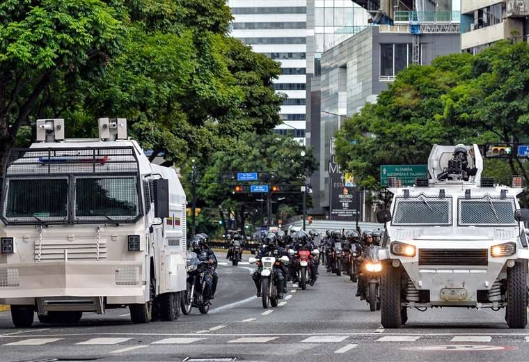 Escuadrón antidisturbios de la Guardia Nacional patrullan las calles de Caracas / AFP