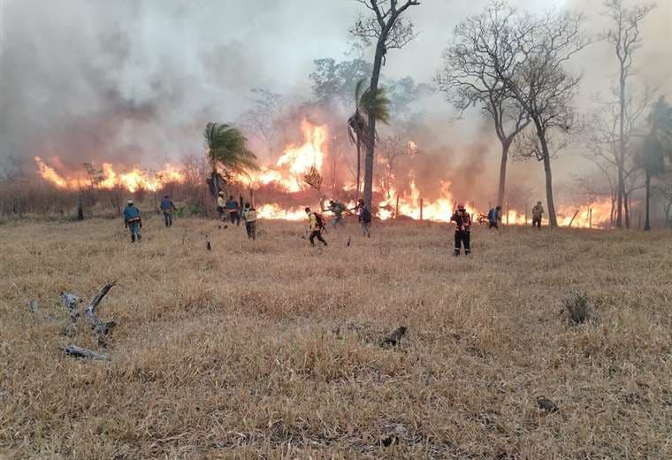 Pobladores huyen del fuego para poner a salvo a los niños y enfermos