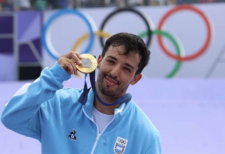 José Torres con la medalla de oro.