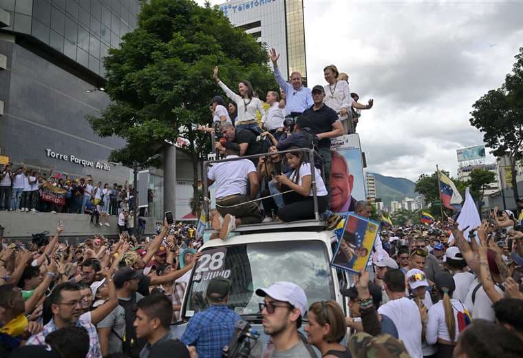 Los líderes opositores en una masiva concentración confirmaron su victoria / AFP