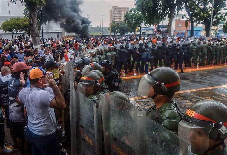Manifestantes se enfrentan a la policía antidisturbios en las protestas / AFP