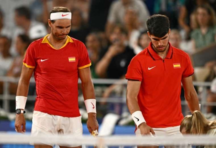 La dupla Rafael Nadal (izq.) y Carlos Alcaraz está fuera de carrera. Foto: AFP