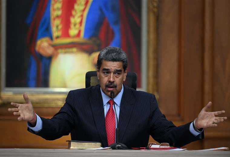Maduro pide a EEUU "sacar sus narices" de Venezuela por su apoyo a la oposición