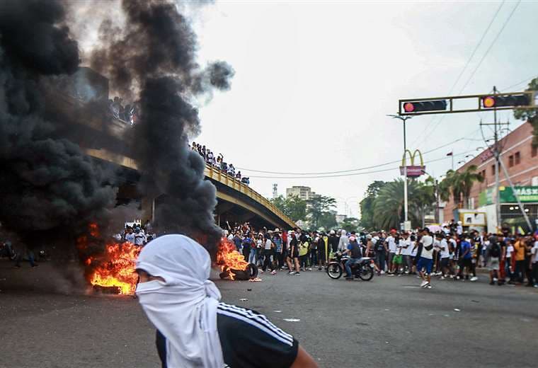 Protestas callejeras en las calles de Caracas / AFP