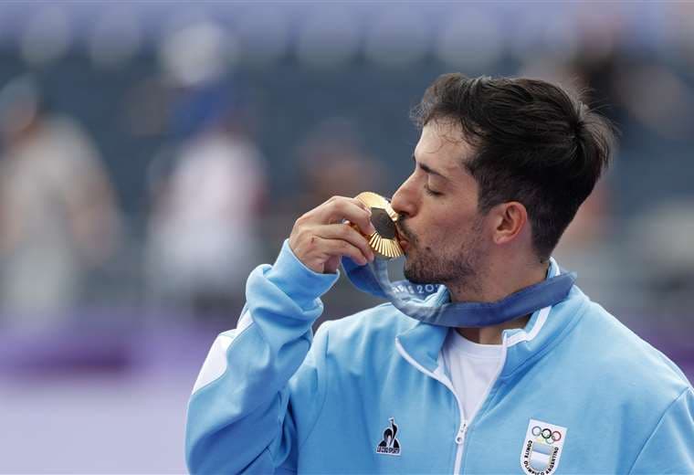 El boliviano Torres besa su medalla que ganó para Argentina.