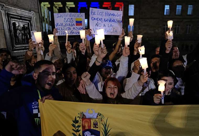 Vigilia con velas en la Plaza Bolívar de Bogotá / AFP