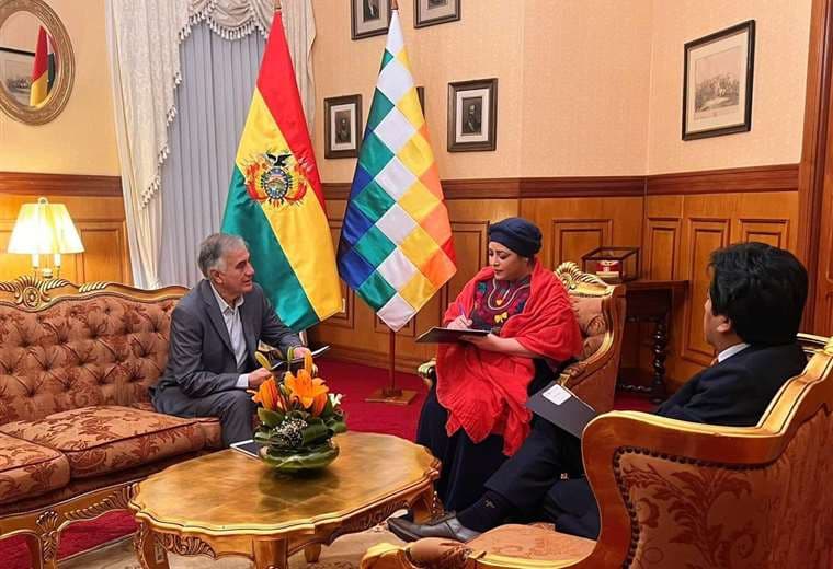 El embajador Ramiro Tapia junto a la ministra de la Presidencia, María Nela Prada